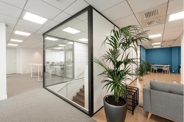 Espace de travail avec cloisons